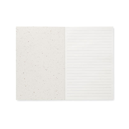 Interior de libreta con hojas de papel rayado reciclado y tapas de papel de semillas