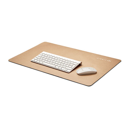 Ratón y teclado de ordenador sobre alfombrilla de papel reciclada personalizada con logotipo en parte superior derecha