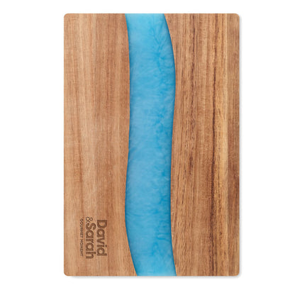 Vista superior de tabla de cortar de madera con logotipo marcado a láser en parte inferior izquierda