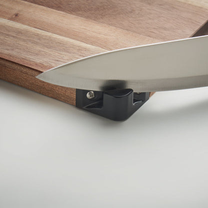 Detalle tabla de cortar con cuchillo