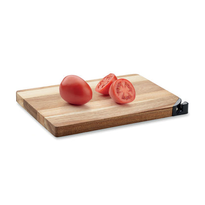 Tabla de cortar de madera con tomates