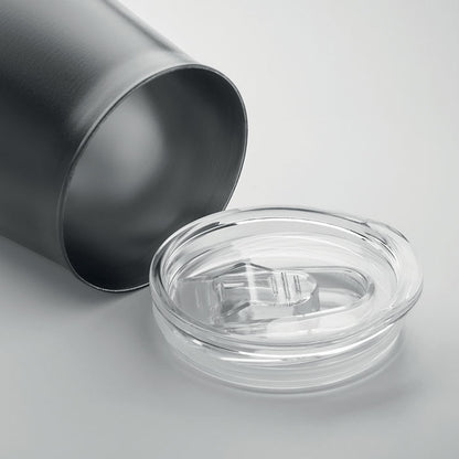 Detalle de tapadera transparente de vaso de viaje negro