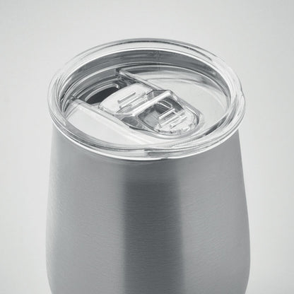 Detalle de tapadera transparente de vaso de viaje gris 