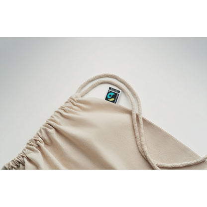 Detalle de etiqueta Fairtrade cosida en el lateral de mochila de algodón