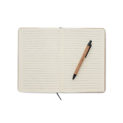 Portadocumentos abierto con libreta de corcho personalizada, bolígrafo de corcho y compartimentos interiores de corcho para tarjetas sobre mesa de oficina