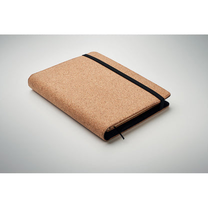 Portadocumentos de corcho en mesa de oficina junto con bolígrafo, ratón óptico negro y vaso negro con base de corcho todo ello personalizado con el mismo logotipo