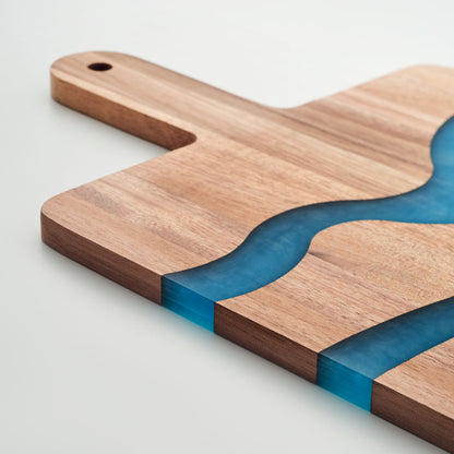 Detalle de tabla de madera y resina azul