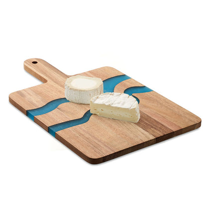 Tabla de madera de servir con dos trozos de queso encima