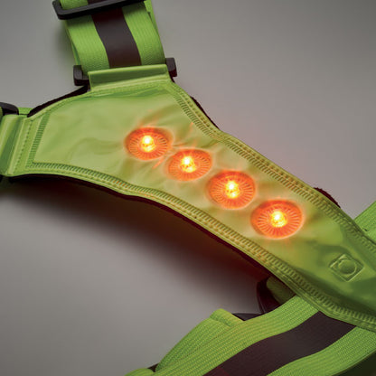 Chaleco con luces LED integradas y diseño cómodo para uso promocional.   