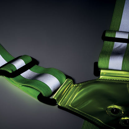 Chaleco reflectante con pilas incluidas para actividades al aire libre.
