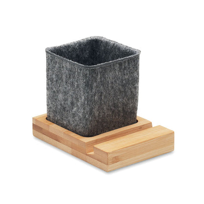 Portabolígrafos de fieltro gris con base de madera y soporte para teléfono.