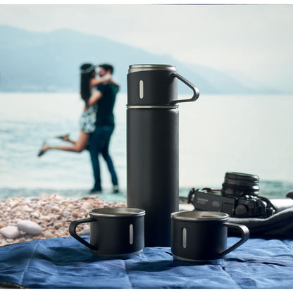 Manta con set de tazas y botella fondo playa y pareja