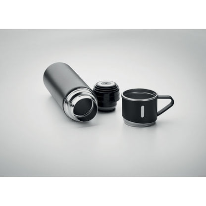 Botella tumbada de acero con 2 tazas negras