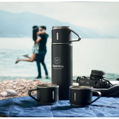 Manta con set de tazas y botella impresas fondo playa y pareja