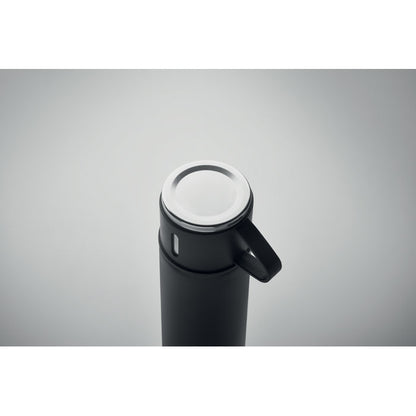 parte superior de botella con taza a modo de tapa