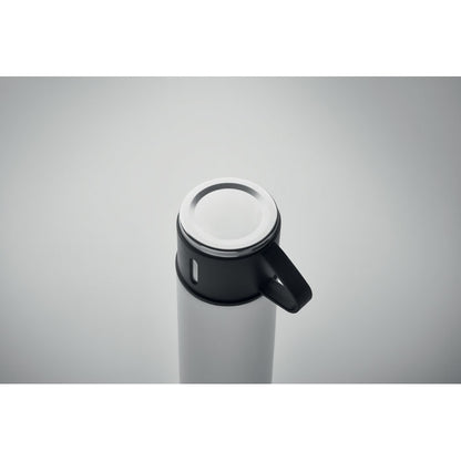 parte superior de botella con taza a modo de tapa
