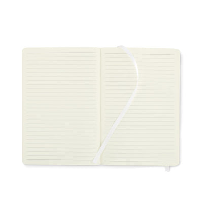 Hojas de libreta blanca con marca páginas