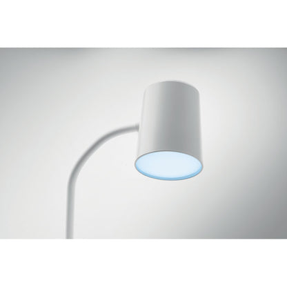 Lámpara de oficina blanca encendida con luz azul