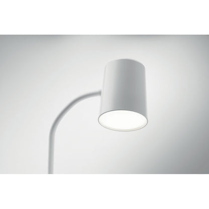 Lámpara de mesa blanca encendida con luz blanca