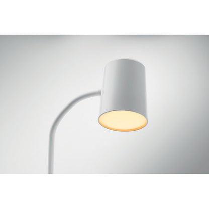 Lámpara de mesa blanca encendida con luz cálida