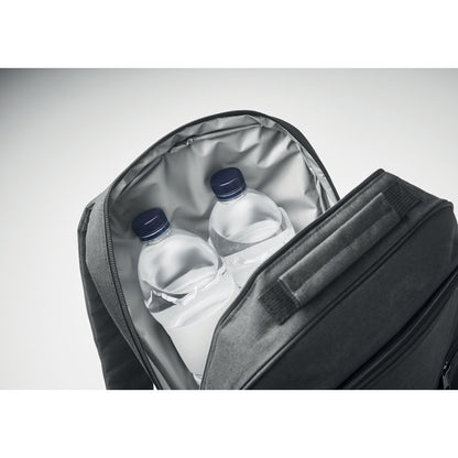 Dos botellas de agua dentro de compartimento refrigerado de mochila de negocios
