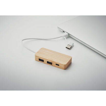 3 puertos de USB de madera conectado a portátil