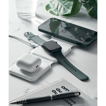 Cargador blanco con 3 dispositivos sobre una mesa de oficina