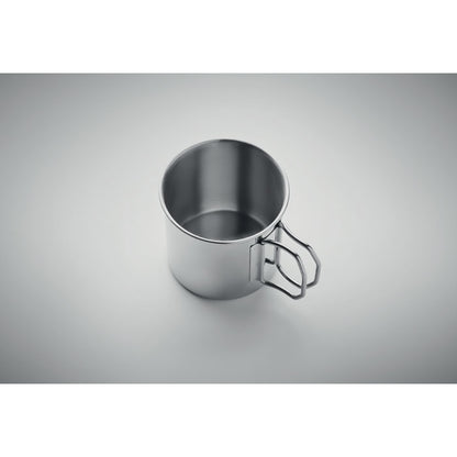 Vista superior de taza metálica sobre un fondo gris neutro