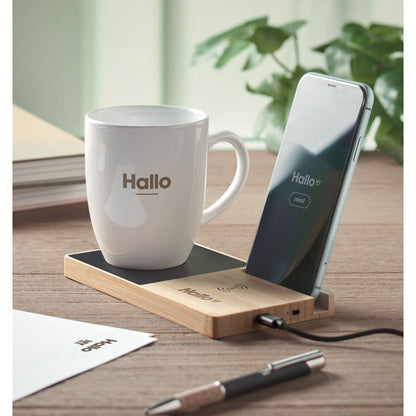 Taza de cerámica personalizada con logotipo sobre calentador cargardor inalámbrico de madera y soporte para móvil