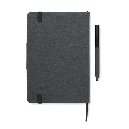 Vista trasera de libreta gris con cierre goma y boli
