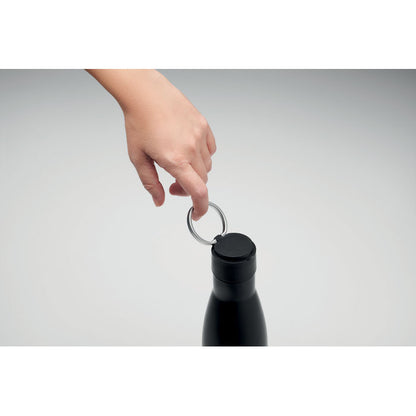 Mano agarrando asa de botella negra