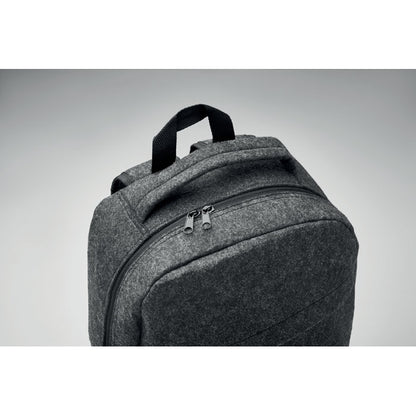 Vista superior de mochila gris de filetro con doble cremallera y asa de mano en parte superior