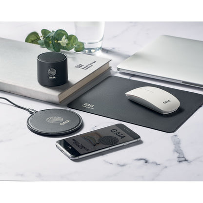 Altavoz, alfombrilla y cargador inalámbrico personalizado con un logotipo sobre mesa de oficina