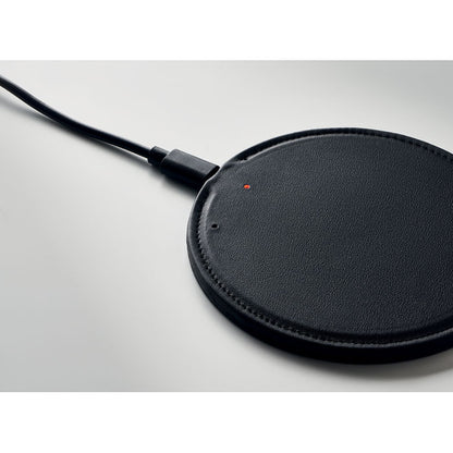 Detalle de cable de cargador inalámbrico negro