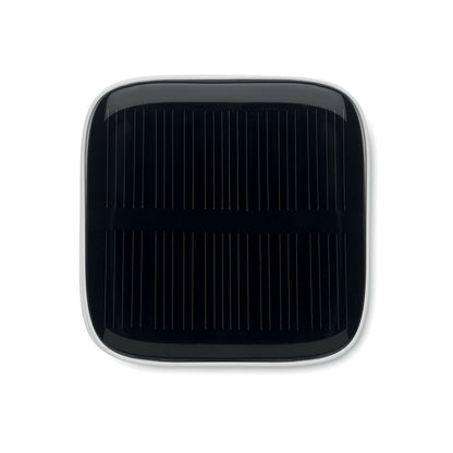 Auriculares inalámbricos blancos y estuche de carga encima de mesa de madera