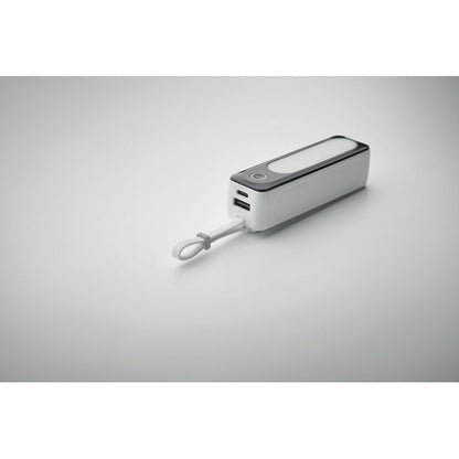 Vista lateral de powerbank de ABS sobre fonfo gris