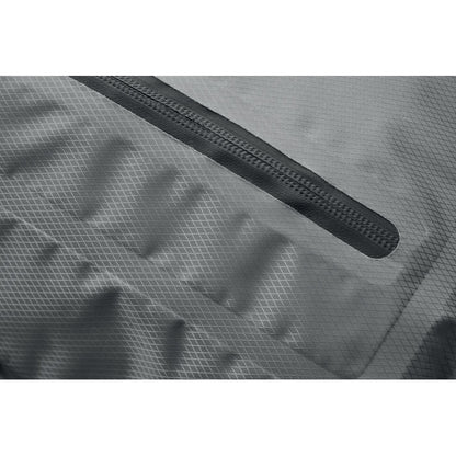 Detalle de tejido gris impermeable y cierre cremallera