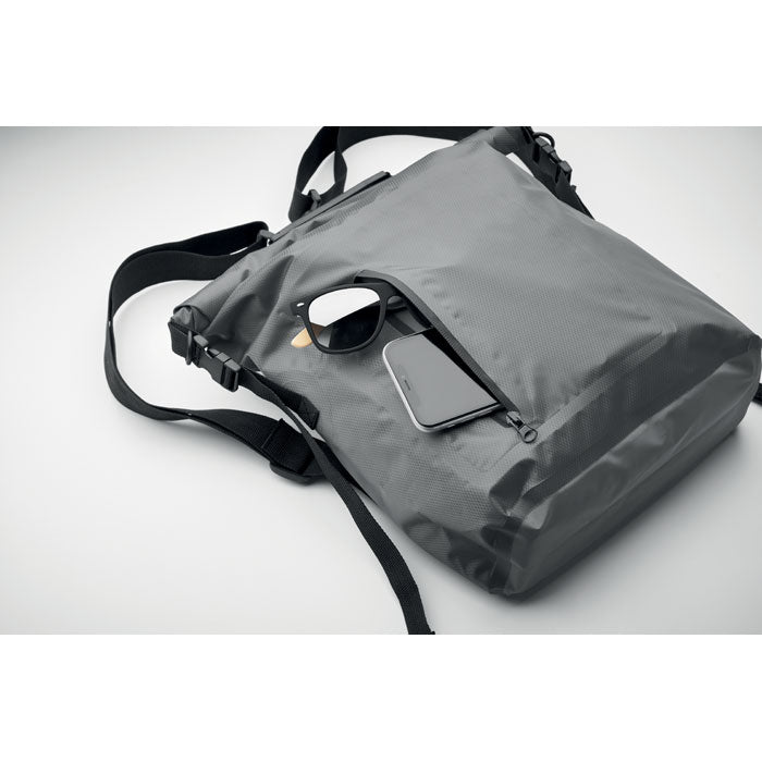 SCUBAROLL - Mochila impermeable RPET 210D - Regalos Corporativos Personalizados · Clap Comunicacion
