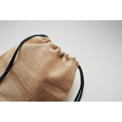 Detalle de cierre de cordones de mochila de yute marrón