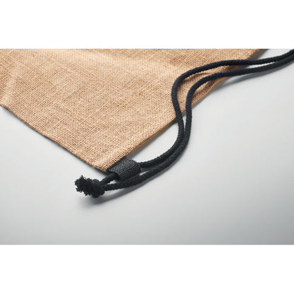 Detalle de cordones negros de algodón para cerrar mochila de yute