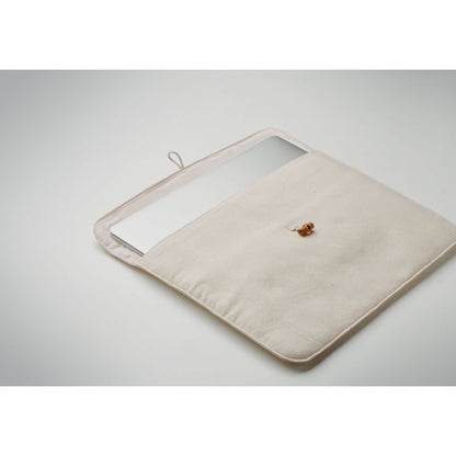Detalle de cierre de madera de funda de portátil beige