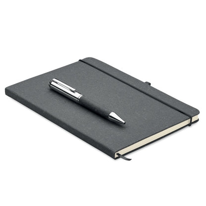 Libreta de piel reciclada negra con cierre de goma y boli negro y plateado