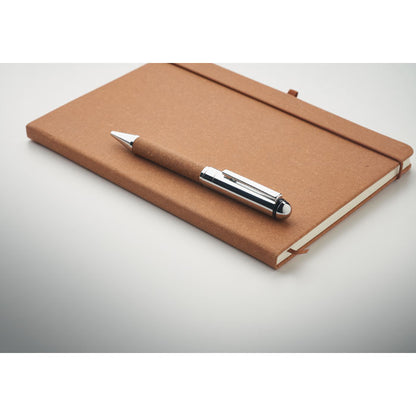 Vista trasera de libreta de cuero ecológico con boli marrón  y plata