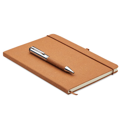 Libreta de piel reciclada marrón con cierre de goma y boli marrón y plateado