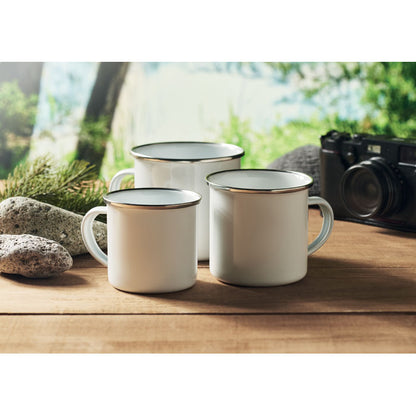 3 tazas metálicas de diferentes tamaños sobre una mesa de madera