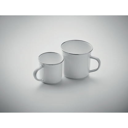 Dos tazas metálicas blancas de estilo retro vintage sobre fondo gris neutro