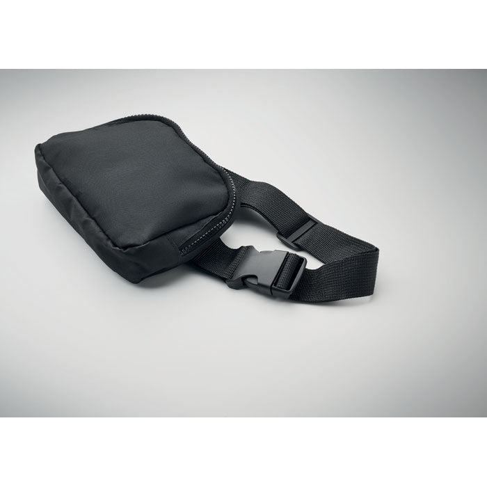 Vista lateral de riñonera negra de material RPET 300D con correa ajustable y cierre de clip. Ideal para uso diario.