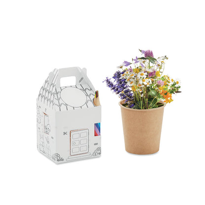 Maceta con flores y caja con forma de casa de cartón