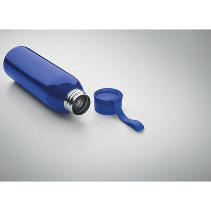 Vista botella azul tumbada con tapón