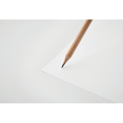Lápiz escribiendo sobre un folio blanco